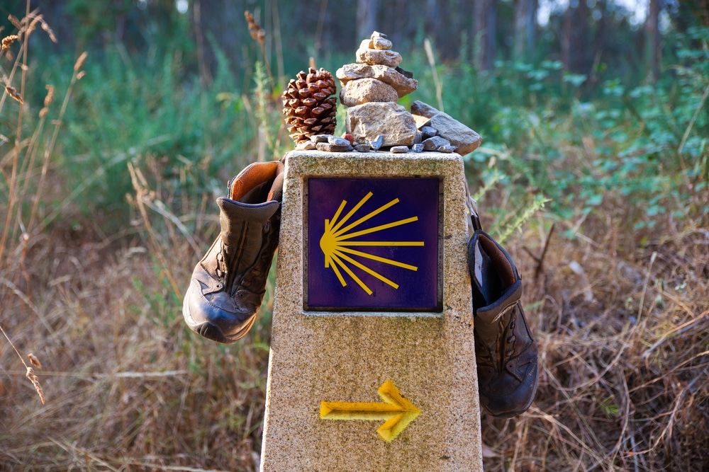 Wanderstiefel auf eine Stein auf dem Jakobsweg