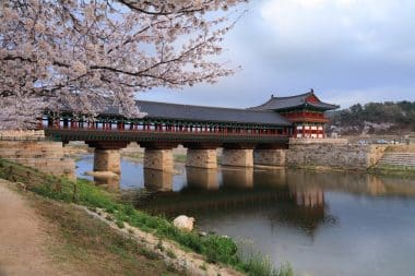 Woljeong Bridge (Woljeonggyo), überdachte Brücke neben Gyochon Traditional Village in Gyeongju, Südkorea. 