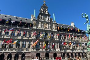 Rathaus (Stadhuis) von Antwerpen im Jahr 2024