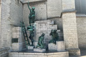 Figuren außerhalb der Liebfrauenkathedrale in Antwerpen