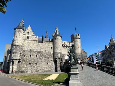 Die Burg Steen am rechten Scheldeufer in Antwerpen