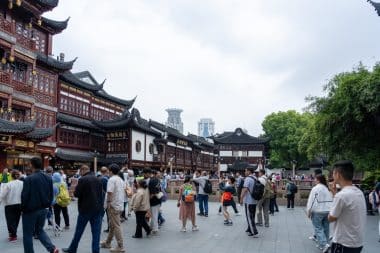 Touristenbesuch auf dem Yuyuan Bazaar in Shanghai