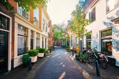 Kleine malerische Straße in Haarlem