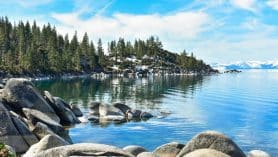 Der Lake Tahoe mit verschneiten Bergen im Hintergrund