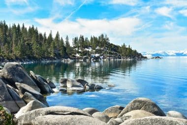 Der Lake Tahoe mit verschneiten Bergen im Hintergrund