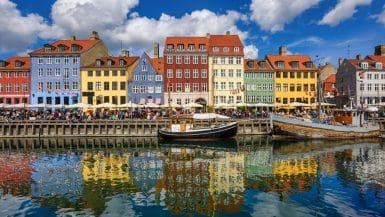 Bunte traditionelle Häuser im alten Hafen von Nyhavn in Kopenhagen, Dänemark