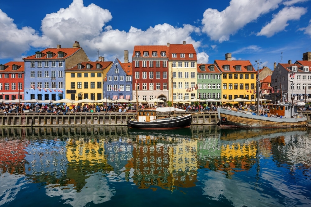 Bunte traditionelle Häuser im alten Hafen von Nyhavn in Kopenhagen, Dänemark