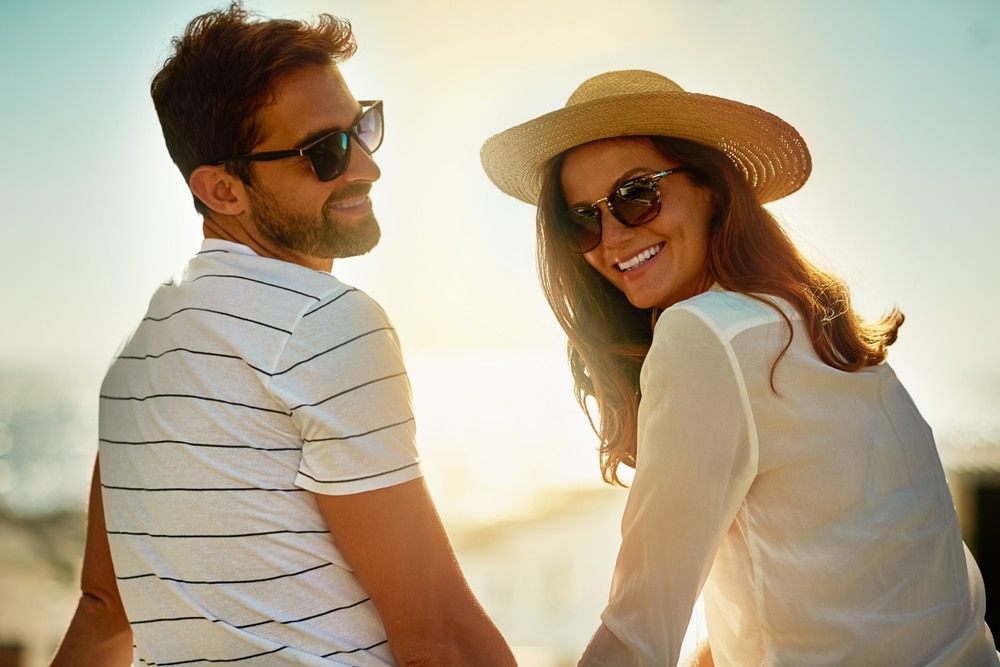 Pärchen mit Sonnenbrille im Urlaub