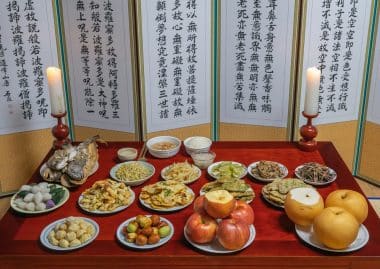 Gedeckter Tisch an Chuseok, dem Erntedankfest in Südkorea