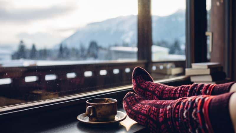 Warme Socken und Kaffee vor malerischer Bergkulisse