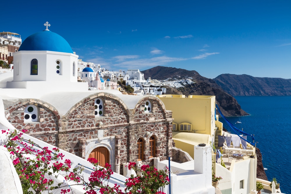 Die typischen blauen Dächer der weißen Häuser auf Santorin