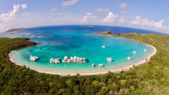 Yachten in einer traumhaften Bucht in Culebra