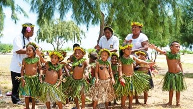 Vorschulkinder auf Kiritimati, die in traditionellen Kostümen gekleidet sind