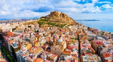 Die Burg Santa Barbara befindet sich auf dem Berg Benacantil im Zentrum von Alicante, Spanien.