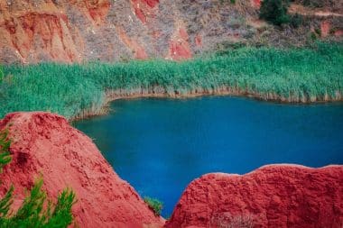 Die spektakulären Farben des Bauxite-Steinbruchs in der Umgebung von Otranto,