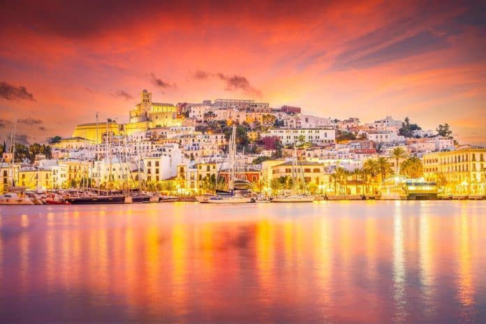 Blick auf die Altstadt von Eivissa auf Ibiza in den Abendstunden