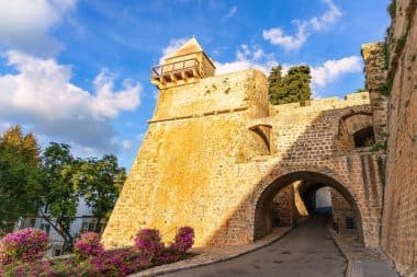 Eingangstor zum Schloss von Ibiza, Wahrzeichen von Dalt Vila, der historischen Altstadt von Ibiza