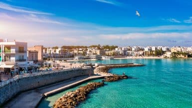 Blick auf die Stadt Otranto auf der Halbinsel Salento im Süden Italiens