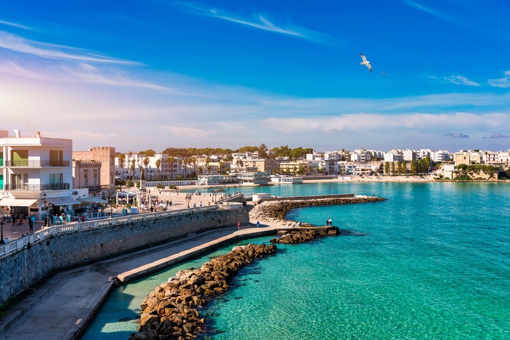 Blick auf die Stadt Otranto auf der Halbinsel Salento im Süden Italiens