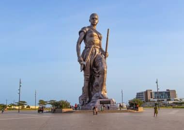 Blick auf die berühmte Amazonas-Statue in Cotonou, Benin