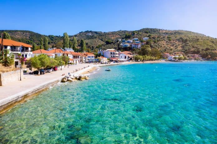 Blick auf das schöne Dorf Platanias auf Kreta