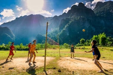 Sepak Takraw vor malerischer Kulisse in Laos