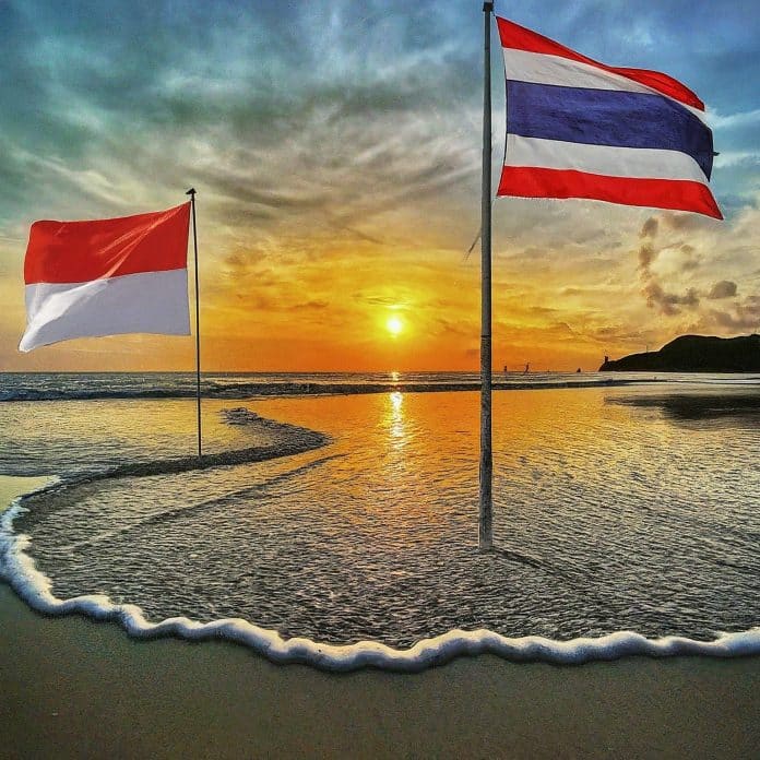 Thailändische und indonesische Flagge im Meer