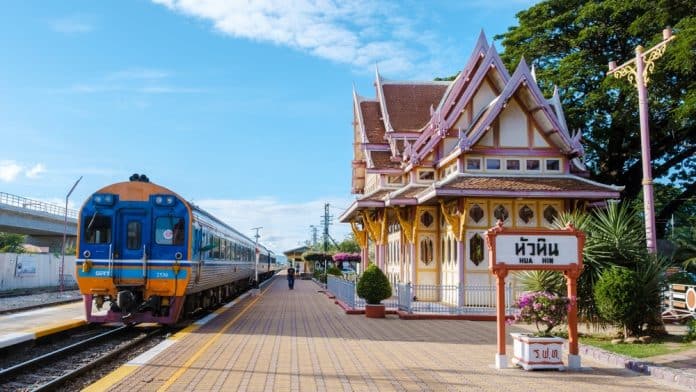 Zug-Bahnhof in Thailand