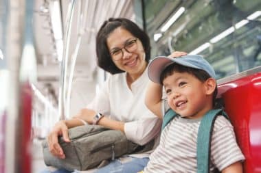 Mutter und Sohn in einem Zug in Japan