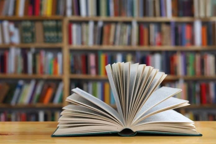 offenes Buch auf Tisch