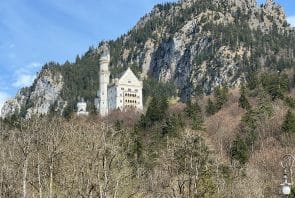 Blick auf Schloss Neuschwanstein aus dem Tal