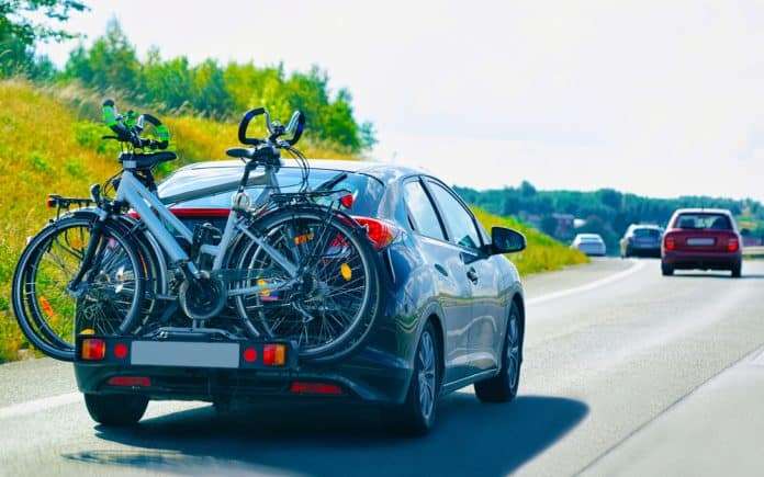 Auto mit Fahrrädern auf der Straße