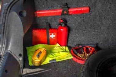 Warnweste und Verbandskasten liegen im Kofferraum
