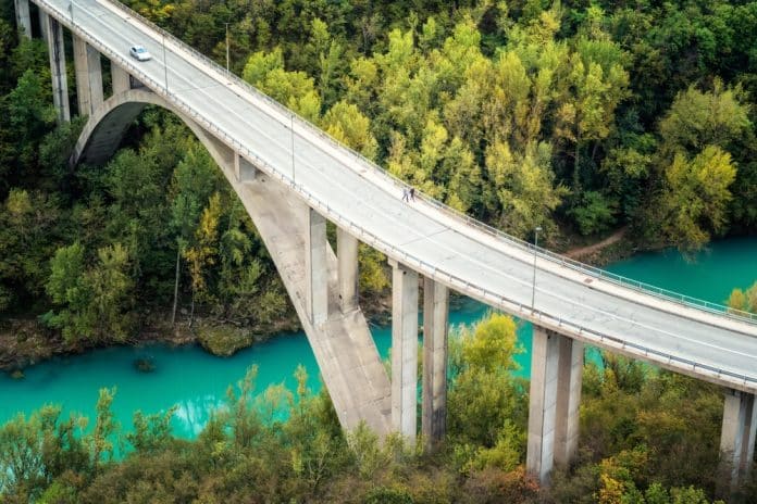 Spektakulärer Blick auf Brücke in Slowenien