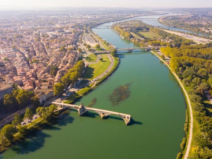 Aerial,View,Of,Avignon,On,Bank,Of,Rhone,River,In Blick auf Avignon und seinen Fluss
