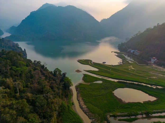 Ruhiger Sonnenuntergang über dem Ba Ba See, Vietnam,