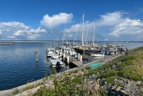 Kleine Segelboote im Hafen von Vitte auf Hiddensee