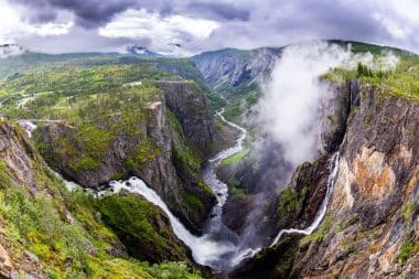 Der Hardangerfjord (norwegisch Hardangerfjorden) ist ein etwa 190 Kilometer langer und bis zu 893 Meter tiefer Fjord an der südwestlichen Atlantikküste Norwegens im Fylke Vestland
