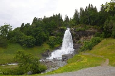 Blick auf Steinsdalsfossen, einen Wasserfall bei Norheimsund an der Nordseite des Hardangerfjords.