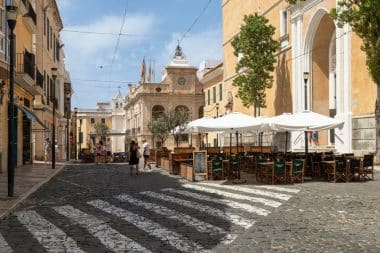 Kirche Santa Maria de Maó und Rathaus in der Stadt Mahon m auf der spanischen Insel Menorca