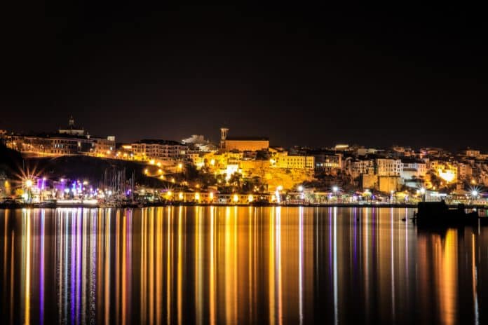 Mahon, die Hauptstadt Menorcas in den Abendstunden