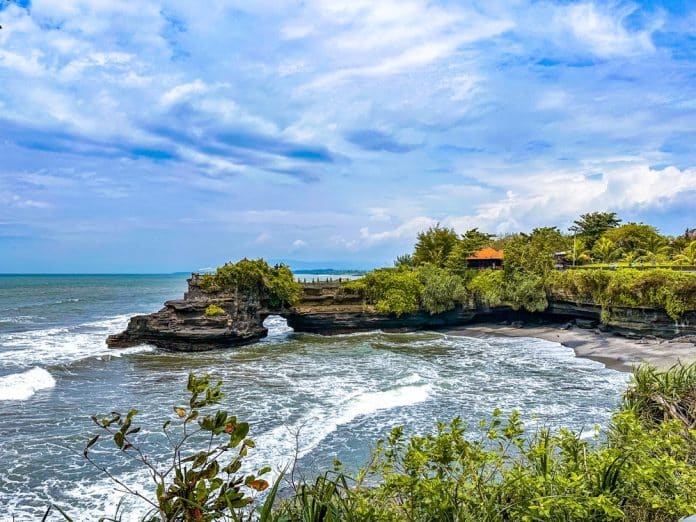 Aussicht auf die Klippen von Tanah Lot, in Kediri, Tabanan