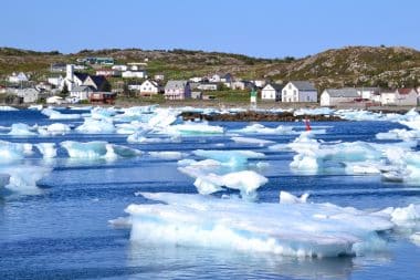 Eiserberge treiben an Twillingate vorbei