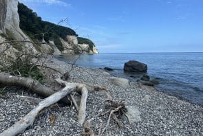 Blick auf den Strand bei der Wanderung entlang der Kreidefelsen auf Rügen