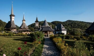 Blick auf das orthodoxe Kloster von Bârsana