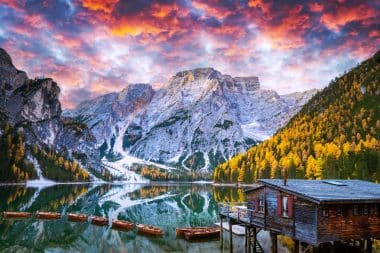 Holzboote und -boote im klaren Wasser des Lago di Braies, Dolomiten