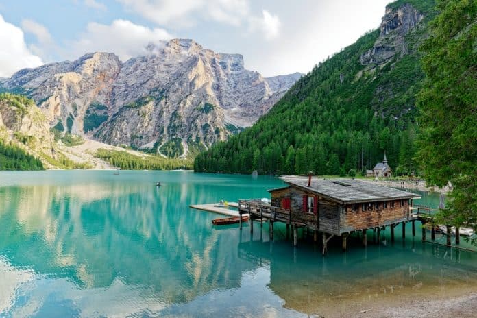 Sonnenuntergang über dem Pragser Wildsee in den Dolomiten