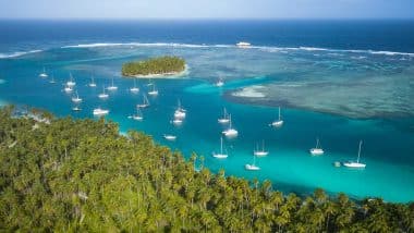 Segelyachten lagern an der Küste der San-Blas-Inseln in Panama