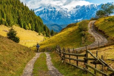 Mann wandert in den Bergen von Siebenbürgen in Rumänien
