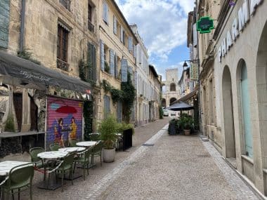 Straße mit Pizzeria in der Altstadt von Arles